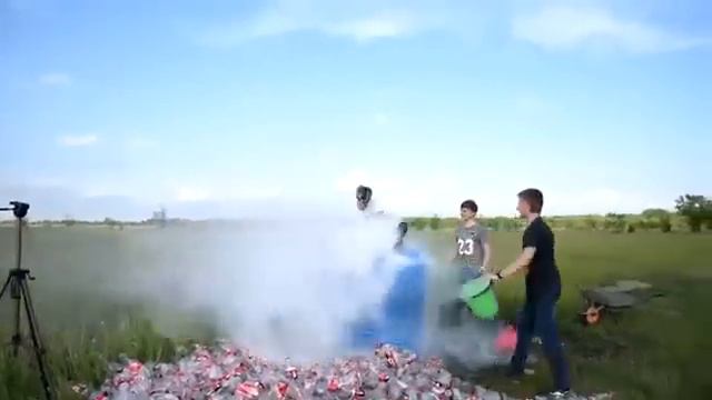 1000 ЛИТРОВ КОКА КОЛА + МЕНТОС ШОК!!! смотреть онлайн