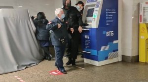 ОБЛАВА В МЕТРО НА ВЫХОДЕ. БОРЗАЯ КОНТРОЛЕРША ГКУ БЛОКИРУЕТ ВЫХОД ДЕВУШКЕ ИЗ МЕТРО НА ВОЛЮ. ЧАСТЬ 2.