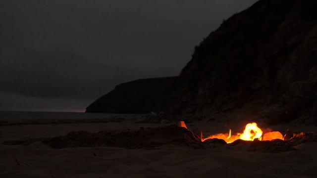 Приятные звуки костра и шум волн на пляже вечером. Звук костра и волн для сна. смотреть онлайн