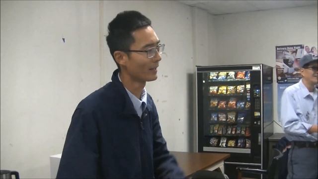 MailMan Performs Coin Magic With Fire! смотреть онлайн