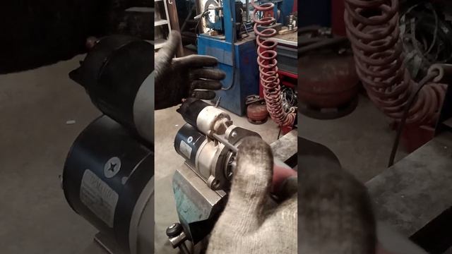 как быстро поменять втягивающее на стартере с трактора. смотреть онлайн