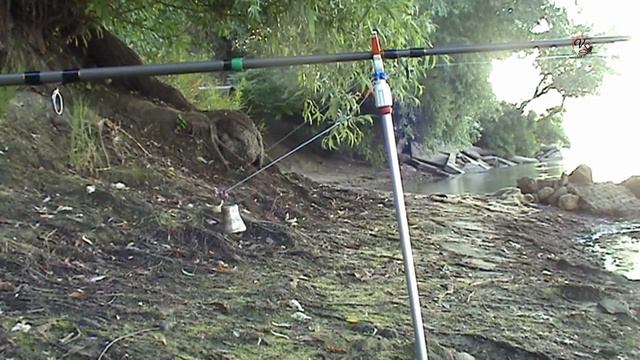 реке Кубань. Донка с латунным колокольчиком. Fishing angeln la pesca câu cá 钓鱼 рыбалка смотреть онлайн