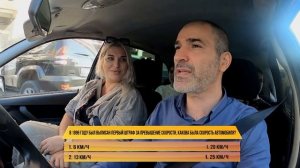 Инструктор по вождению обучает ведущего