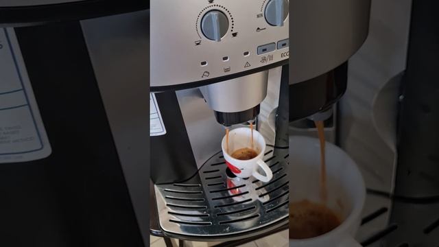 Delonghi Caffe CORSO machine.working with powdered and grinding beans.Priceis70 kd.Mobile 50907071 смотреть онлайн