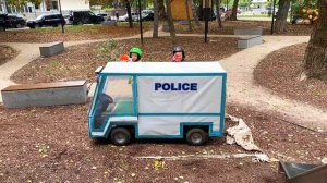 Диана и Даня играют в полицию и полицейскую машину.