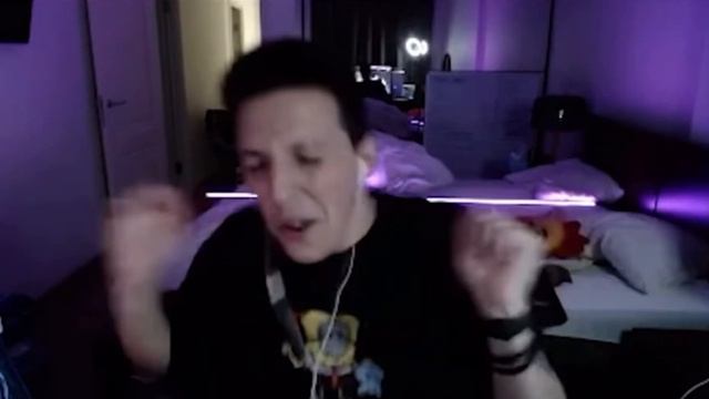 Шок 🤯!!! Илья Мазеллов включил свою любимую песню и стал жёстко чувствовать под неё￼😝😜🤪 смотреть онлайн