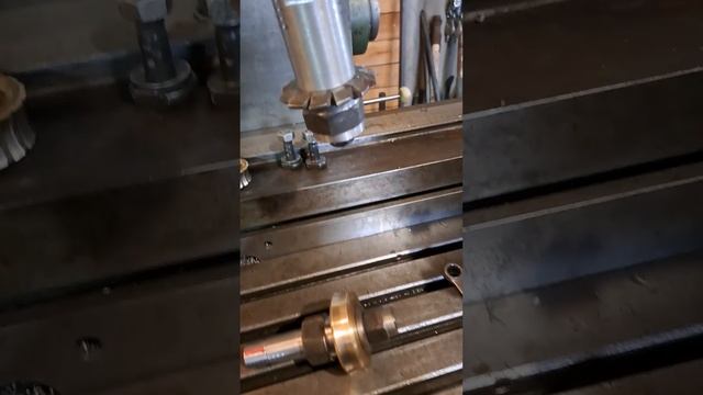 Поворот ВФГ с помощью двух струбцин фрезерного станка 676"Комунарас"1967 года выпуска. смотреть онлайн