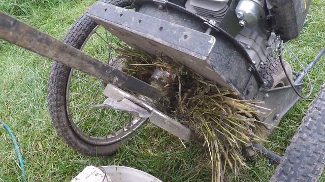 Как очистить косилку на базе ЛАПЛОШ™ от травы?.. смотреть онлайн