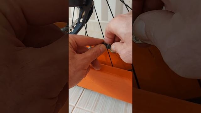Как одеть замок цепи велосипеда / How to put on a bicycle chain lock смотреть онлайн
