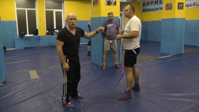 В Н Крючков  Защита восьмеркой и встречным раскачным или пробивным маховым ударом