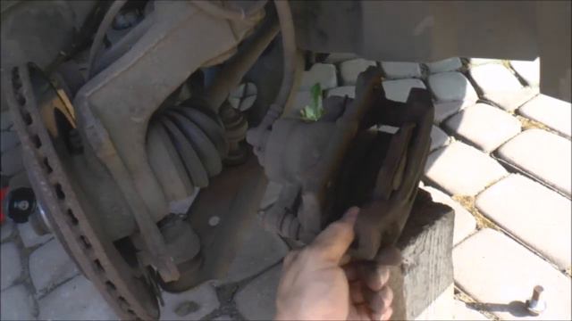 How to replace brake discs - Aygo, Peugeot 107, Citroen C1 смотреть онлайн