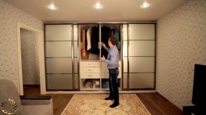 Нереально вместительный светлый шкаф-купе в однокомнатную квартиру с матовым зеркалом на заказ.