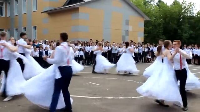 Вальс 11 класса на последний звонок. Школа №2 им.А.Н.Радищева. Г.Малоярославец. смотреть онлайн