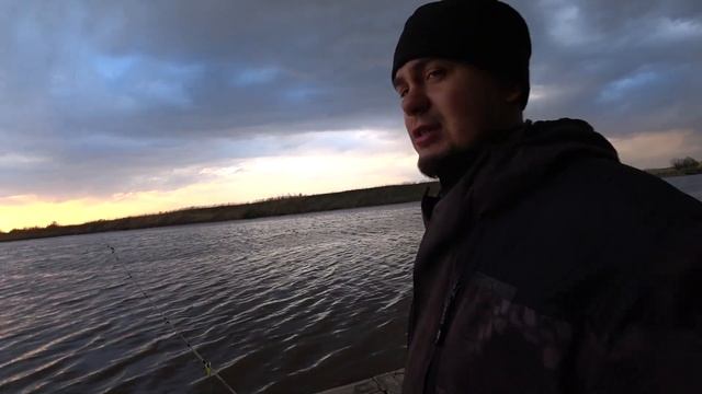 Речная рыбалка на карася. Идём на лодке ночевать на остров! смотреть онлайн