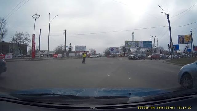 Регулировка движения на перекрестке новой полицией в Одессе смотреть онлайн
