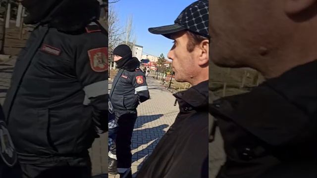 Ион Гога под называющий себя участковым г Каушаны под шафе прячет глаза за очками. смотреть онлайн