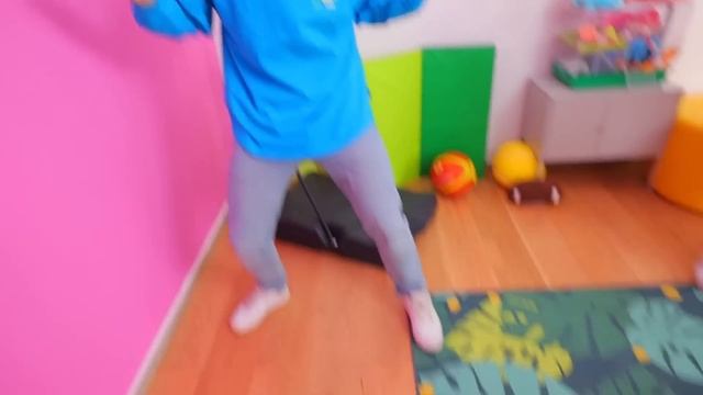 GIOCO DELLA BOTTIGLIA CON TUTTI I NOSTRI AMICI!! смотреть онлайн