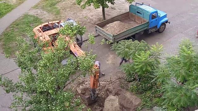 Копка теплотрассы экскаватором ЕК-12/г. Сумы смотреть онлайн