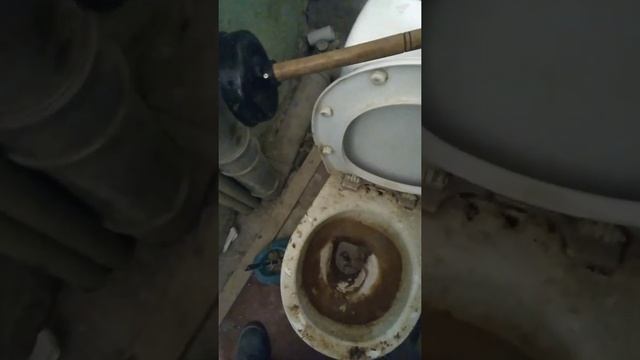 Забился унитаз, как прочистить самому смотреть онлайн
