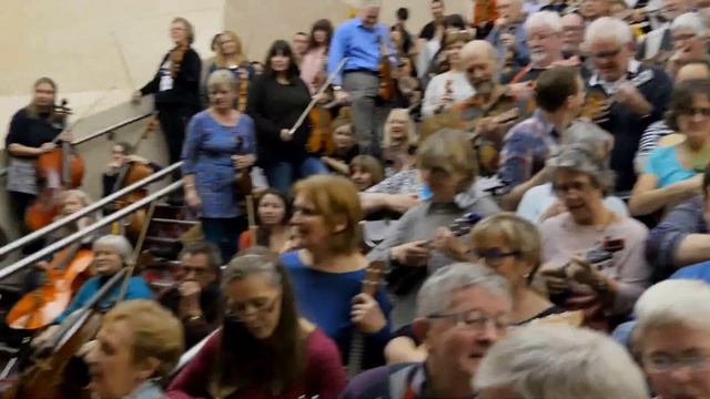 Ukuleles on the Stairs смотреть онлайн
