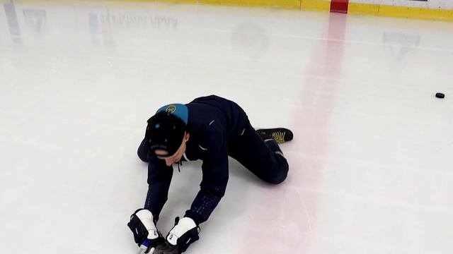 Разминка хоккеиста на льду смотреть онлайн