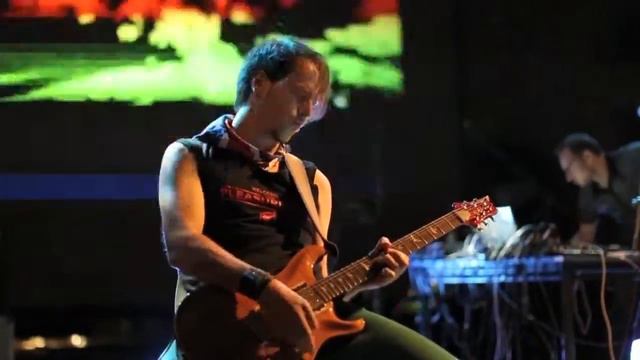Moving Faces | Mikro Guitar смотреть онлайн
