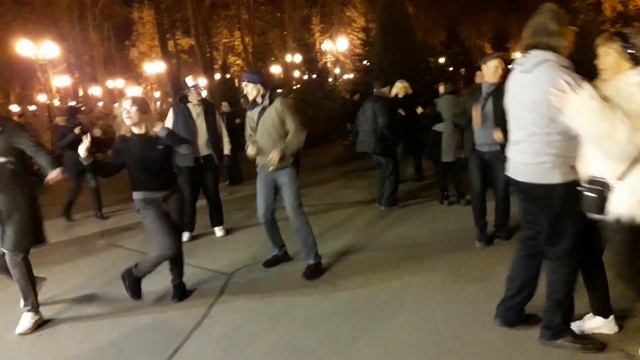Ай лав ю- три волшебных слова!!!??Танцы в парке Горького!!!??Харьков 2021 смотреть онлайн
