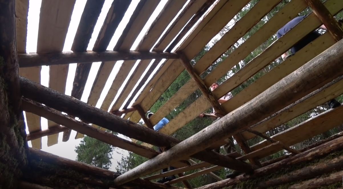 ИЗБА В ЛЕСУ | ГОСТИ У БАЛАГАНА | Перекрыли крышу доской