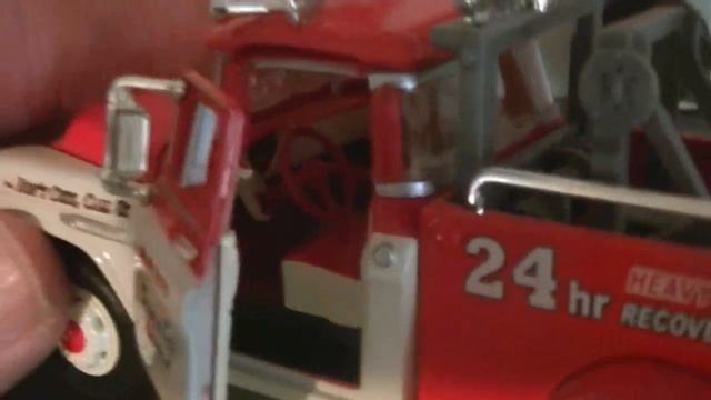 Crown Premiums Snap-On Garage Diorama with Tow Truck 1:43 Scale смотреть онлайн