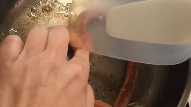 СОСИСКА С ЯЙЦОМ В ФОРМЕ СЕРДЦА смотреть онлайн