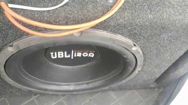 Почему отключается сабвуфер???