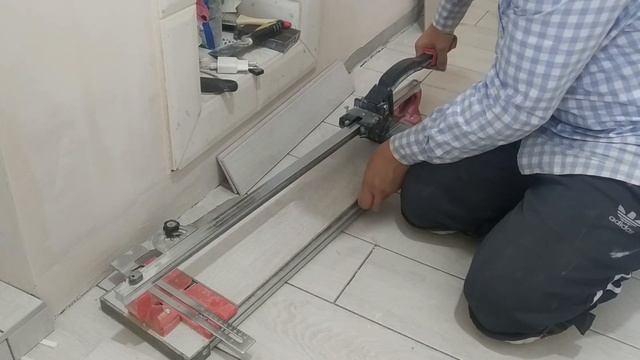 ОБЛИЦОВКА СТУПЕНИ, ПЛИНТУС ИЗ ПЛИТКИ, ЗАТИРКА. Доделываю пол в санузле своими руками. смотреть онлайн