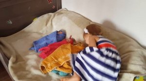 Ника играет с куклами. Поем колыбельную песенку Братец Джон ты все спишь. Are you sleeping?