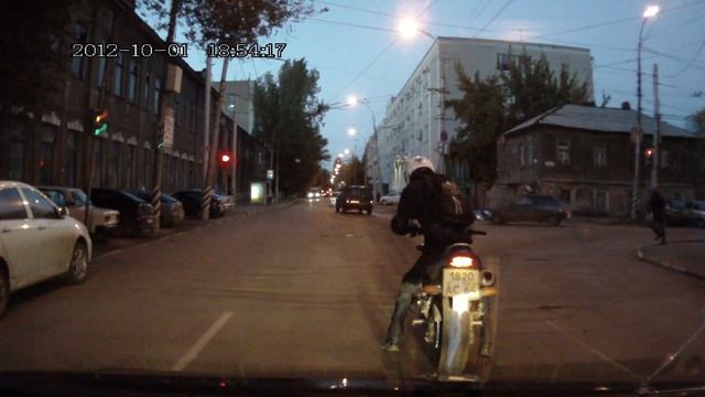 очередной мудак  прет на красный