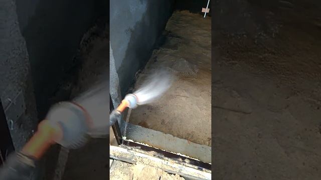 Проливаем песок водой, для утрамбовки. смотреть онлайн