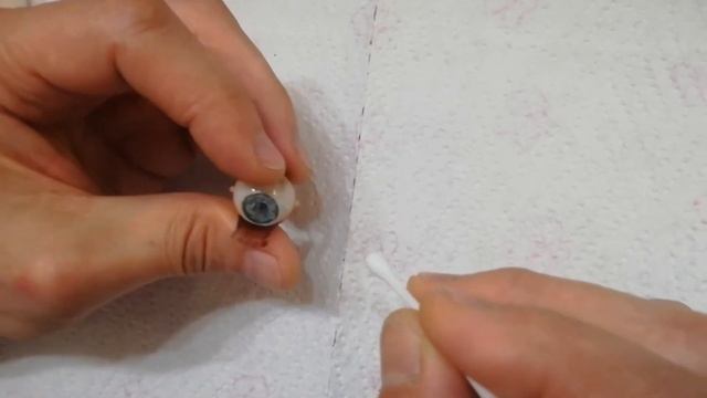 Ремонт бликующего глаза у куклы Лиззи Батц смотреть онлайн