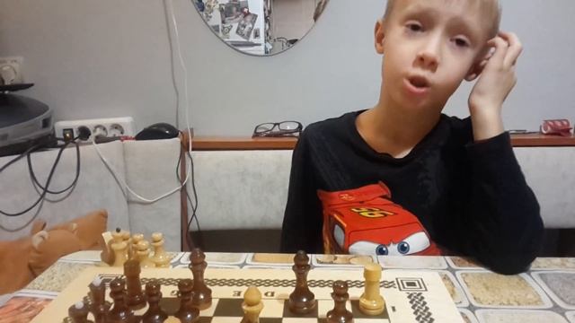 Внук учит бабушку играть в шахматы))) смотреть онлайн