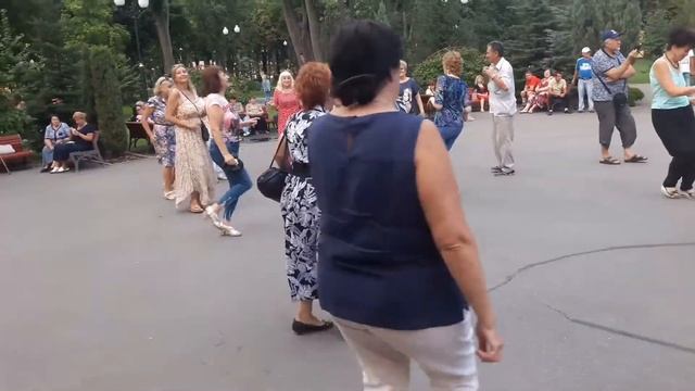 Кохання-золото!!!??Танцы в парке Горького!!!??Харьков смотреть онлайн