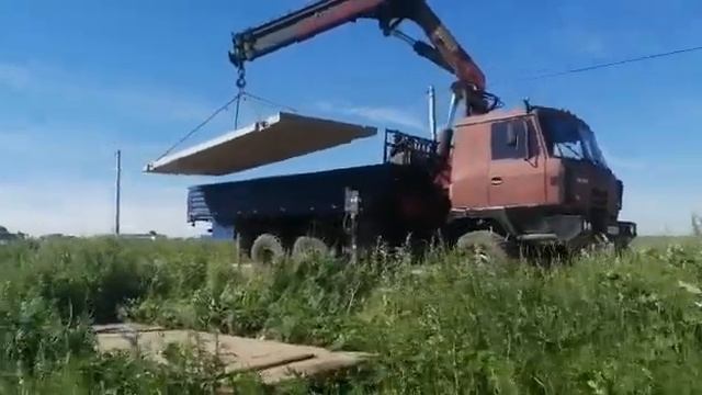 Погрузка дорожной плиты массой 4200кг на автомобиль татра 815 манипулятором Palfinger PK 33000 смотреть онлайн