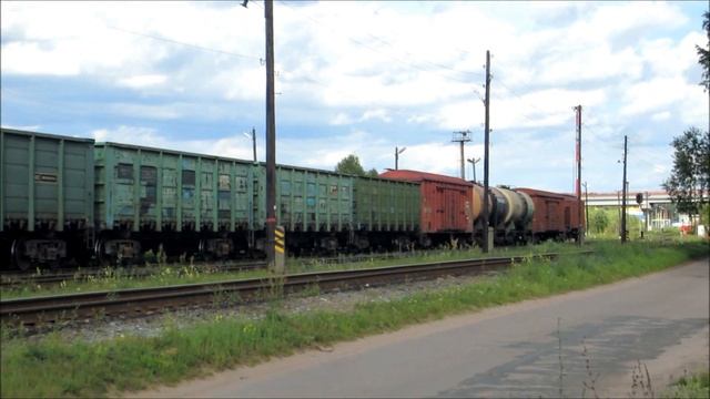 Видеонарезка поездов на станции Берёзки, а также самолёты смотреть онлайн