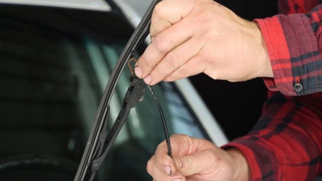 How to replace the windshield wipers Fiesta mk6 ? смотреть онлайн