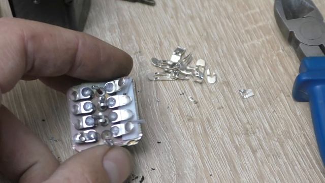 А ВЫ ЗНАЛИ! ЧТО В ЧЕРНЫХ ЯЩИЧКАХ ЕСТЬ ДРАГМЕТАЛЛЫ!!! ИХ НЕ СТОЙТ ВЫБРАСЫВАТЬ смотреть онлайн