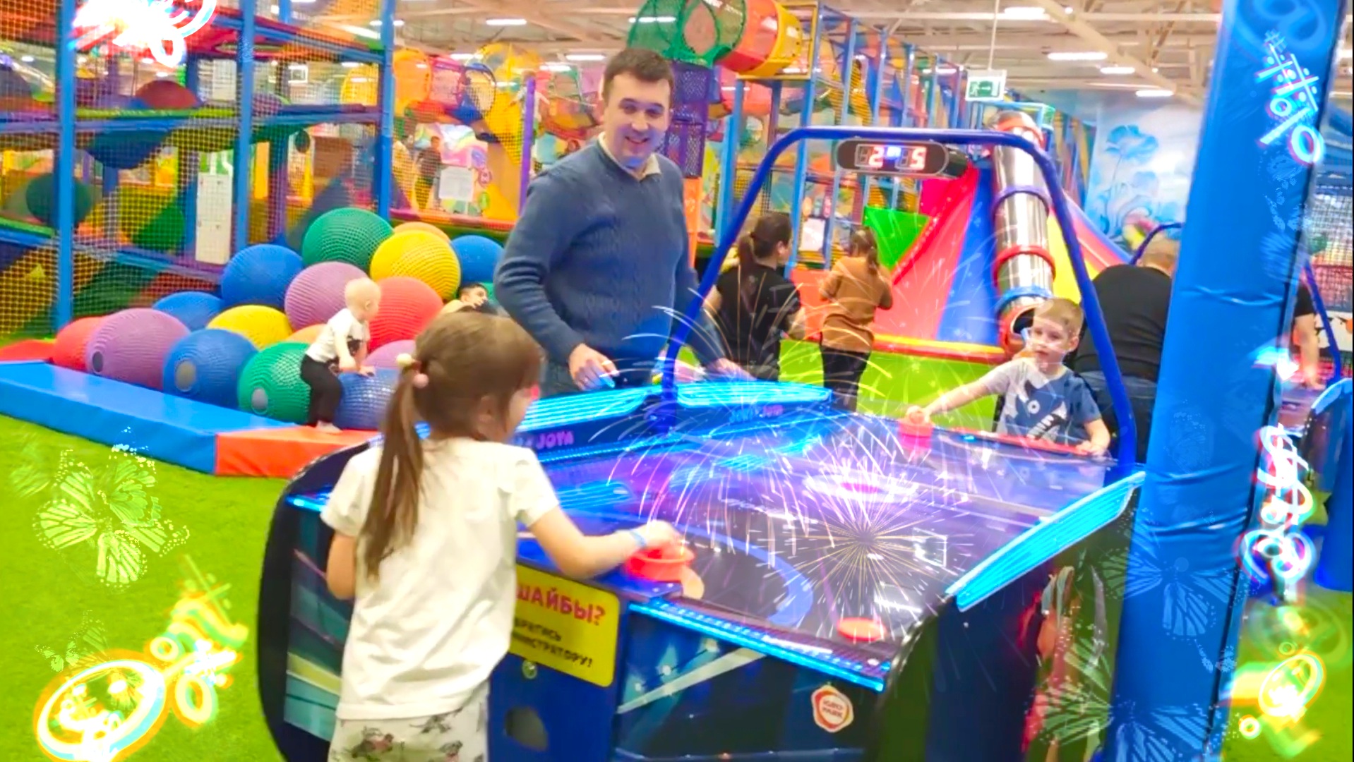 Лайк_Настя_и_Папа_играют_в_детском_игровом_центре_
