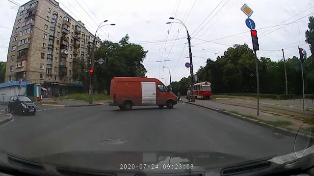 Диарея или слабоумие? Проезд на красный. Киев. 24.07.2020 смотреть онлайн