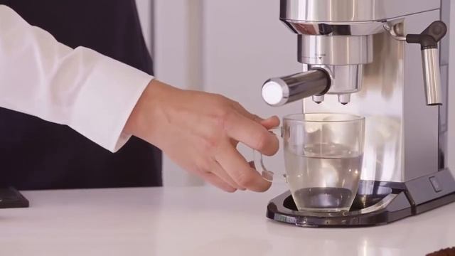Приготовление американо в De'Longhi Dedica EC 685 смотреть онлайн