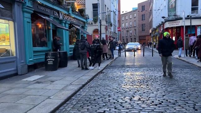 CAMINHANDO A NOITE NO TEMPLE BAR DE DUBLIN NA IRLANDA смотреть онлайн