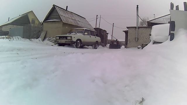 Уборка снега на самодельном тракторе из жигулей. смотреть онлайн