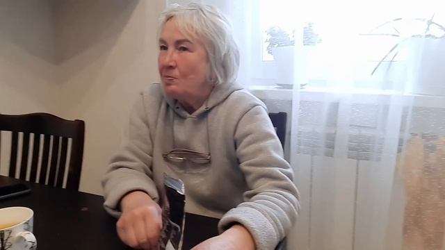 МАМА ЛЕЗЕТ ПОД КОЖУ И СОБИРАЕТСЯ ОТКРЫВАТЬ КАНАЛ смотреть онлайн
