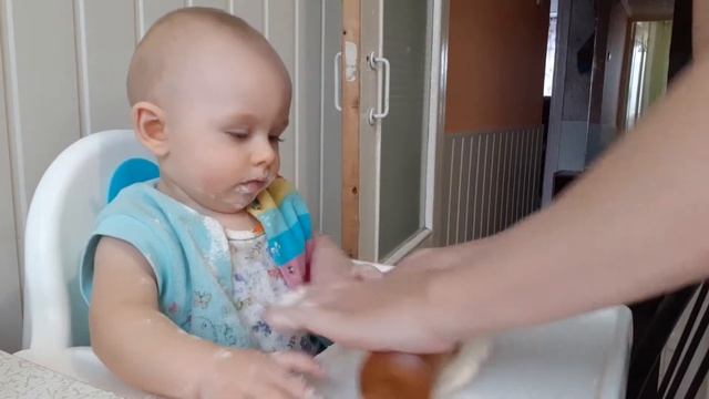 Как сделать слепок из соленого теста II Ручки и ножки II Максим пробует муку, забавно! смотреть онлайн
