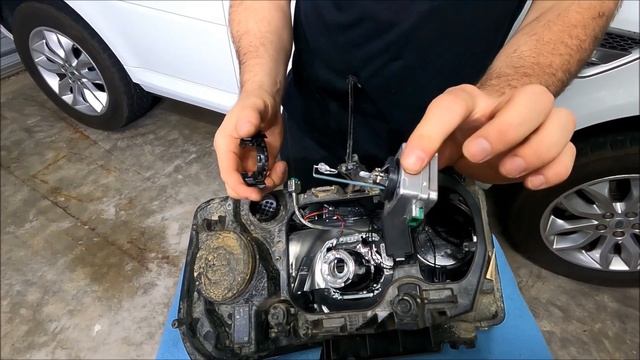 How to Remove a Land Rover Freelander 2 Headlight - HID Bulb Replacement смотреть онлайн
